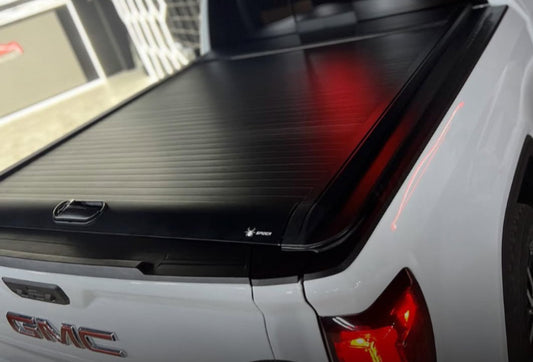 Tapa retráctil eléctrica GMC Sierra 2025