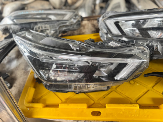 Par faros led Nissan Versa 2023